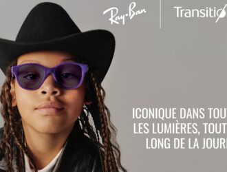 Enfant portant des lunettes de vue Ray-Ban violettes avec verres photochromiques Transitions et un chapeau de cowboy avec l'inscription Iconique dans toutes les lumières, tout au long de la journée