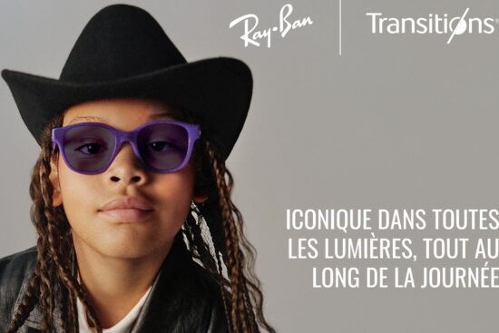 Enfant portant des lunettes de vue Ray-Ban violettes avec verres photochromiques Transitions et un chapeau de cowboy avec l'inscription Iconique dans toutes les lumières, tout au long de la journée
