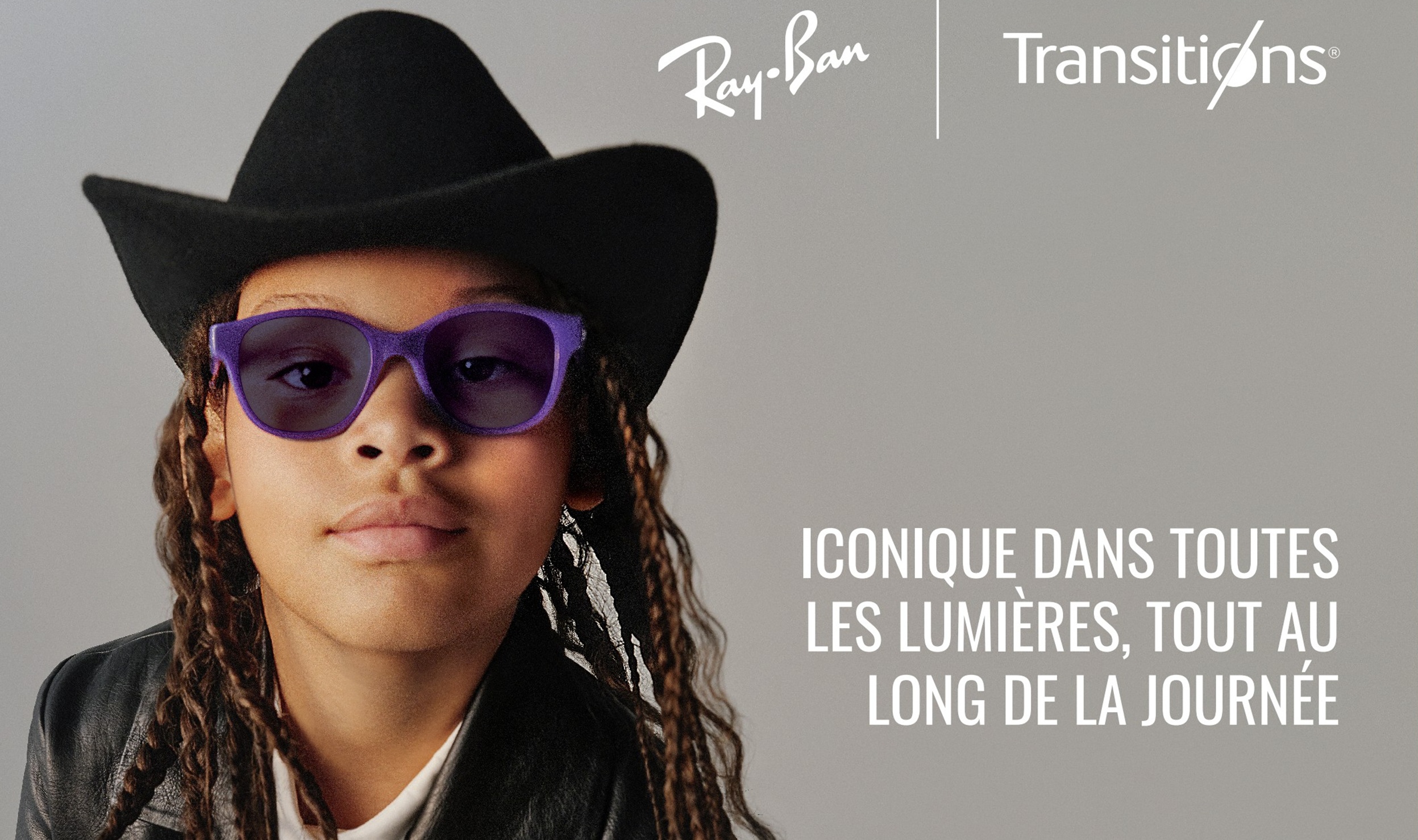 Enfant portant des lunettes de vue Ray-Ban violettes avec verres photochromiques Transitions et un chapeau de cowboy avec l'inscription Iconique dans toutes les lumières, tout au long de la journée