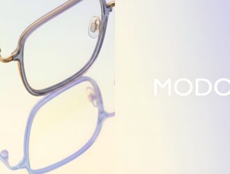 Monture optique carrée et légère MODO, cercles lavande et branches en métal doré, présentée avec son reflet.