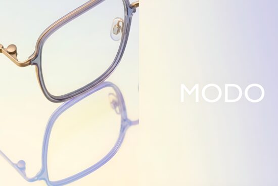 Monture optique carrée et légère MODO, cercles lavande et branches en métal doré, présentée avec son reflet.