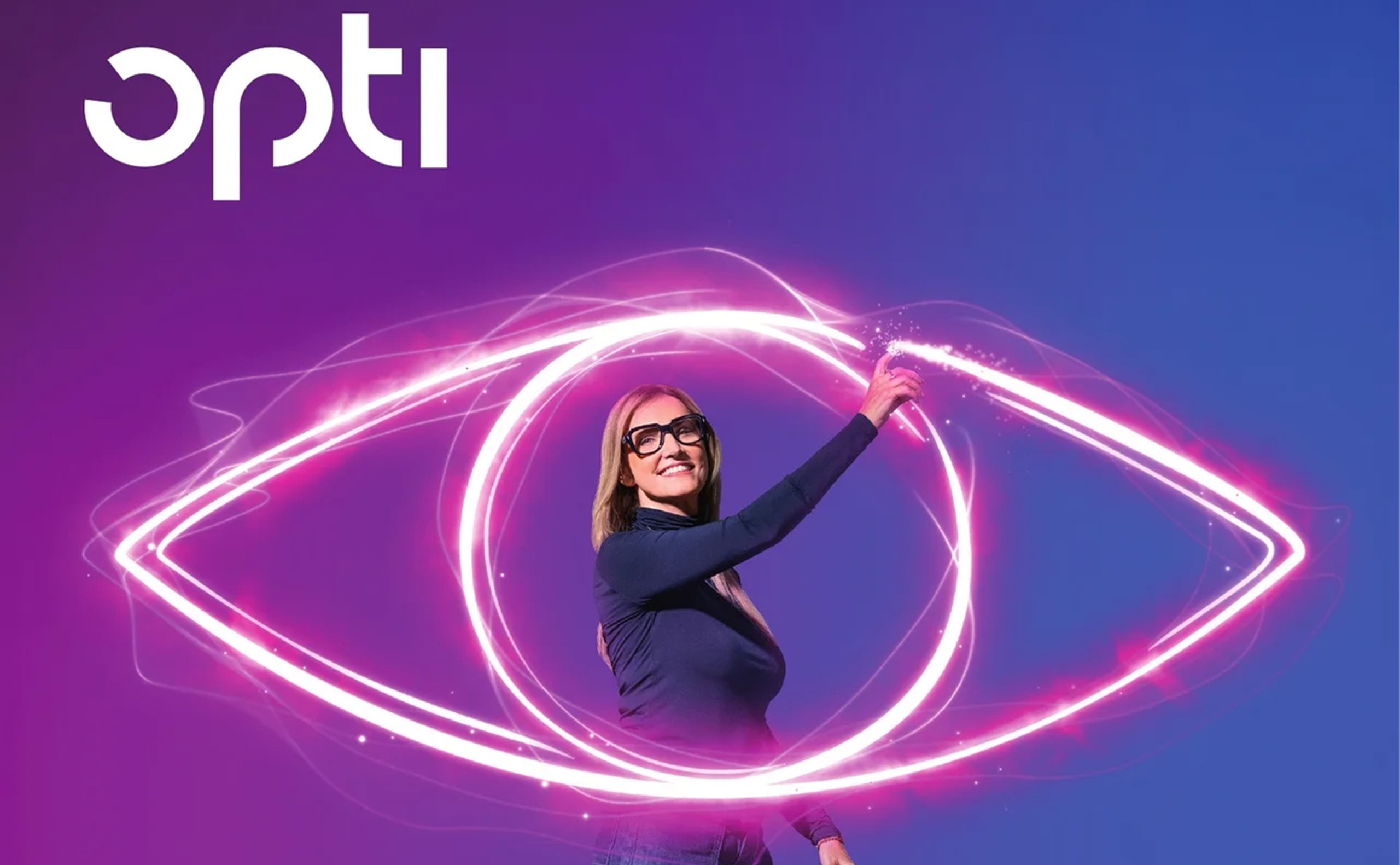 Femme portant des lunettes de vue de style encadrée par un dessin d'œil en néon lumineux avec le logo opti sur fond violet