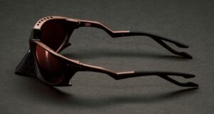 Lunettes de soleil Cactus Jack x Oakley Plantaris avec protège-nez personnalisé et verres sombres Prizm sur fond noir