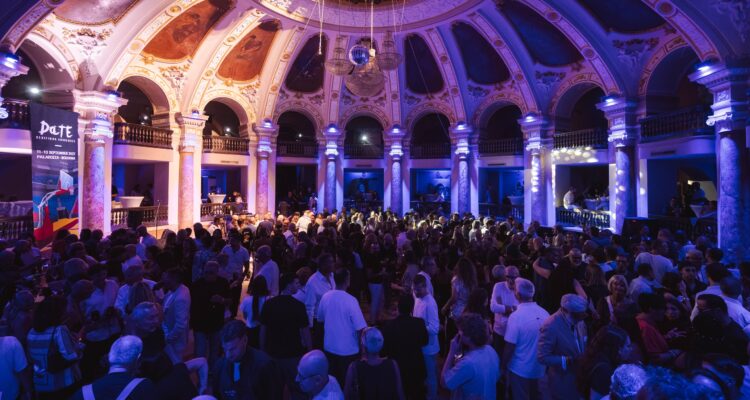 Une foule nombreuse rassemblÃ©e dans le Salone Margherita illuminÃ© Ã  Naples lors de l'Ã©vÃ©nement lunetterie DaTE 2026.