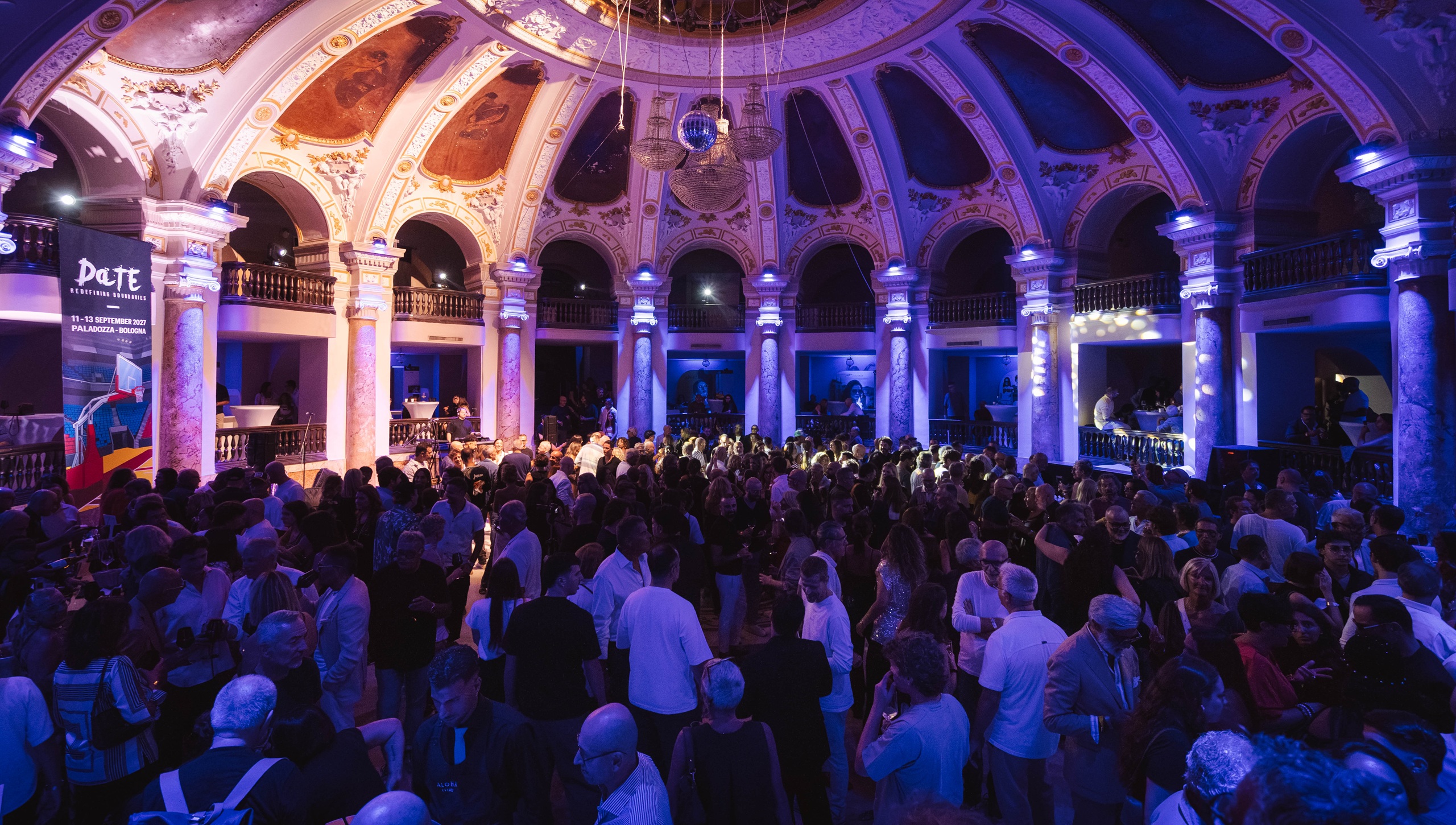 Une foule nombreuse rassemblÃ©e dans le Salone Margherita illuminÃ© Ã  Naples lors de l'Ã©vÃ©nement lunetterie DaTE 2026.