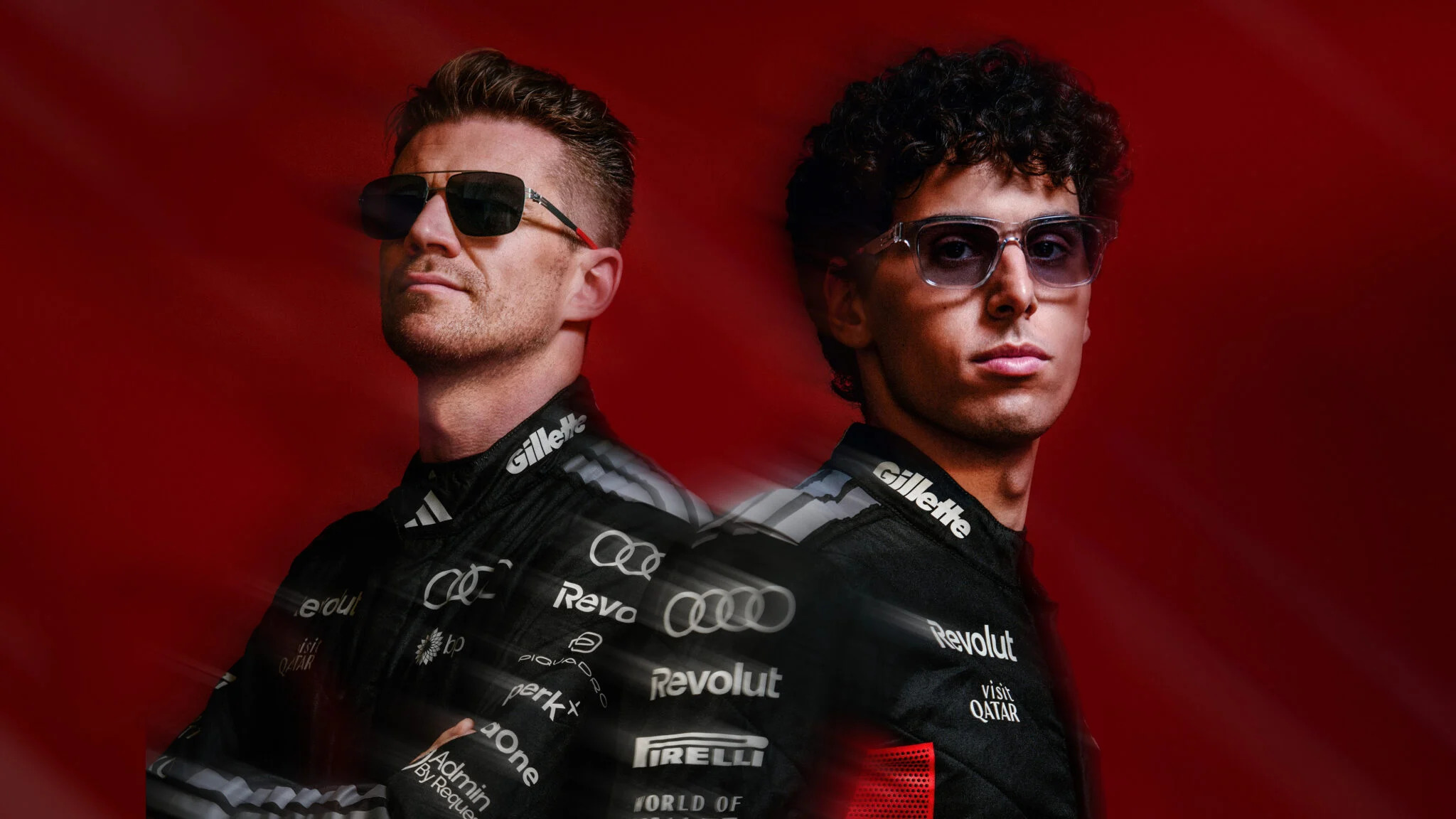 Les pilotes de l'Audi Revolut F1 Team, Nico Hülkenberg et Gabriel Bortoleto, portant des lunettes de soleil ic! berlin sur un fond rouge foncé.