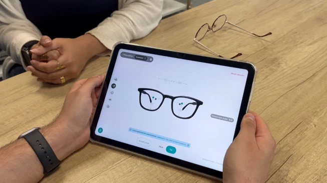 Fittingbox Optical Fit Pro tablet solution showing digital eyewear measurements during an in-store optician consultation