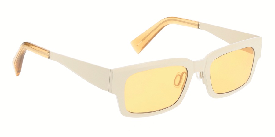 Vue de face des lunettes de soleil Ørgreen Sheet Titanium SUN, mettant en valeur la monture beige mate et les verres jaunes.