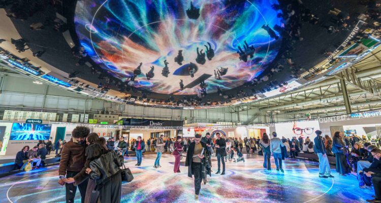Projection immersive au plafond du hall d'exposition MIDO 2026