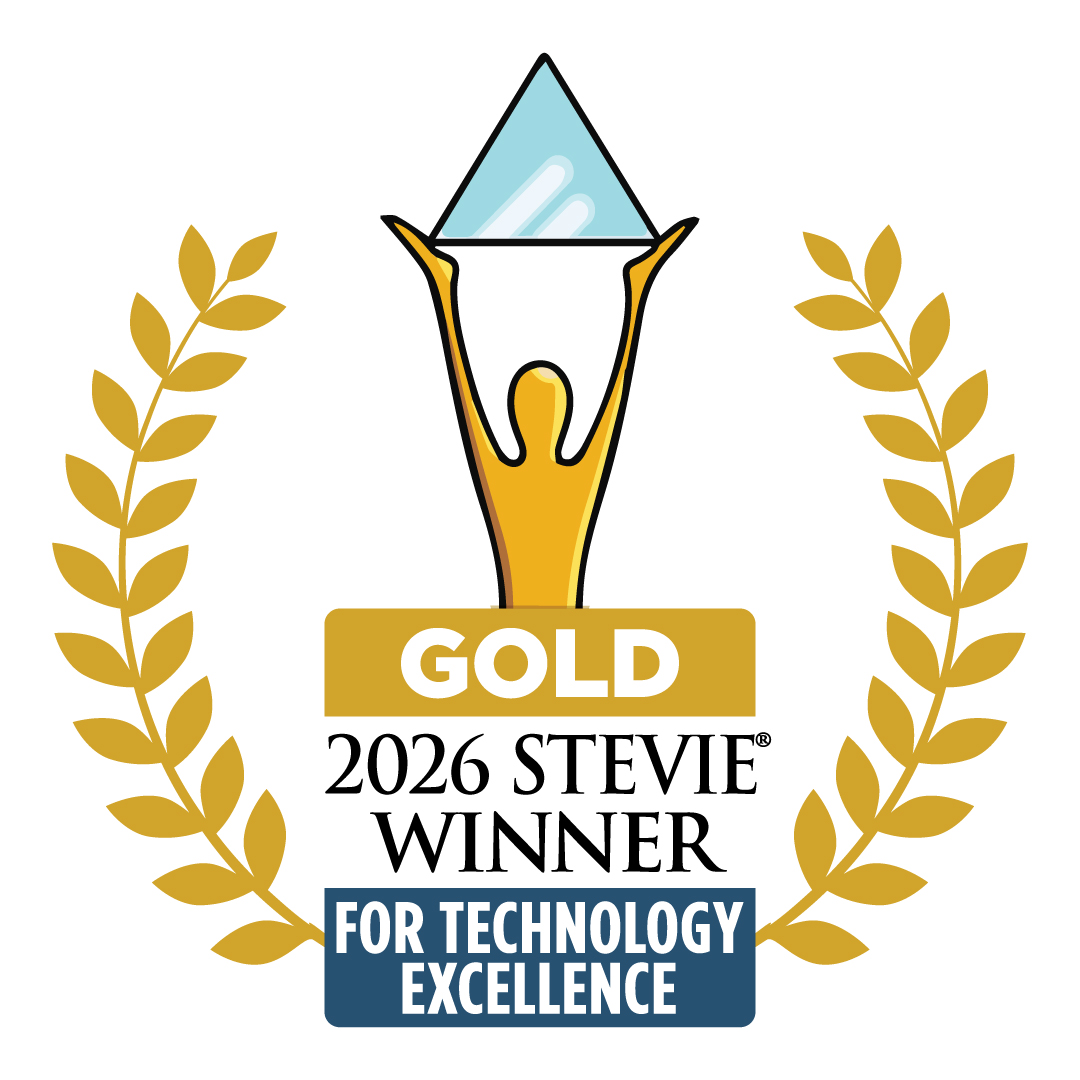 Badge de gagnant Or des Stevie Awards 2026 pour l'excellence technologique avec trophée et couronne de laurier.