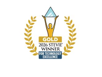 Badge de gagnant Or des Stevie Awards 2026 pour l'excellence technologique avec trophée et couronne de laurier.