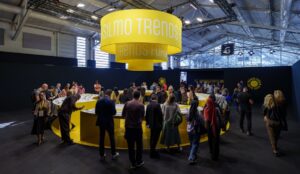 Visiteurs découvrant les collections de lunettes sous la structure suspendue du Trends Forum SILMO