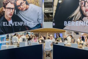 Exposants et acheteurs en rendez-vous sur les stands de marques au SILMO Paris