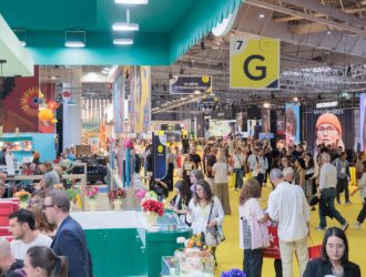 Allée animée et stands d'exposition au salon professionnel de l'optique SILMO Paris