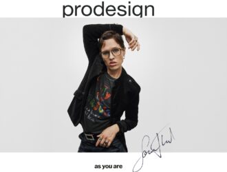 Søren Torpegaard Lund posant avec des lunettes de style pour la bannière de campagne Prodesign As You Are