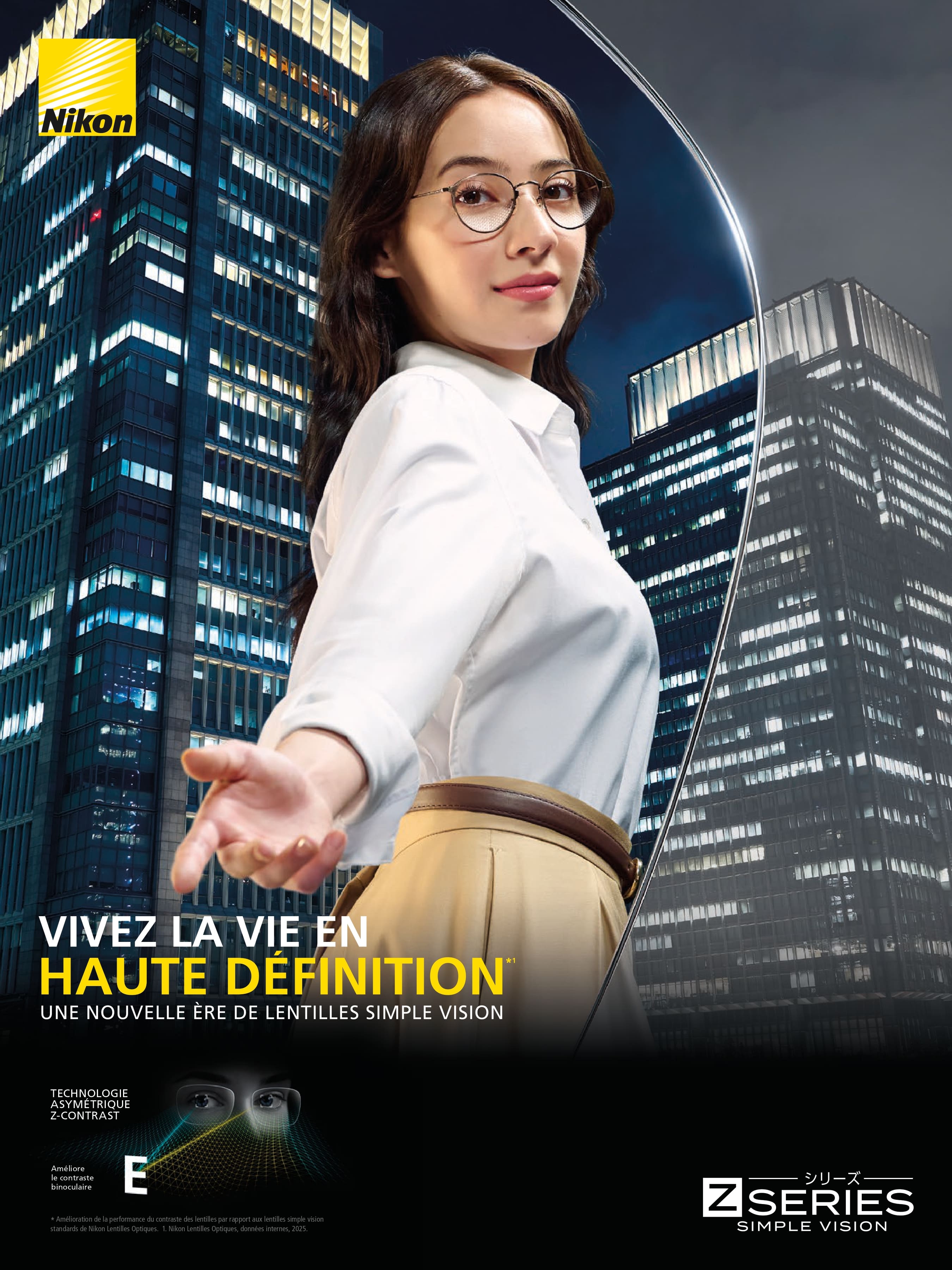 Affiche publicitaire Nikon pour les lentilles Z Series Simple Vision, montrant une femme portant des lunettes de vue tendant la main devant un arrière-plan de gratte-ciel illuminé, avec le titre « VIVEZ LA VIE EN HAUTE DÉFINITION : UNE NOUVELLE ÈRE DE LENTILLES SIMPLE VISION ».
