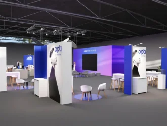 Rendu 3D préliminaire de l'espace d'exposition opti SMART TECH, présentant des stands d'affichage modernes bleu et blanc, des espaces de réunion et un mur de fond violet portant l'inscription « opti SMART EYEWEAR »