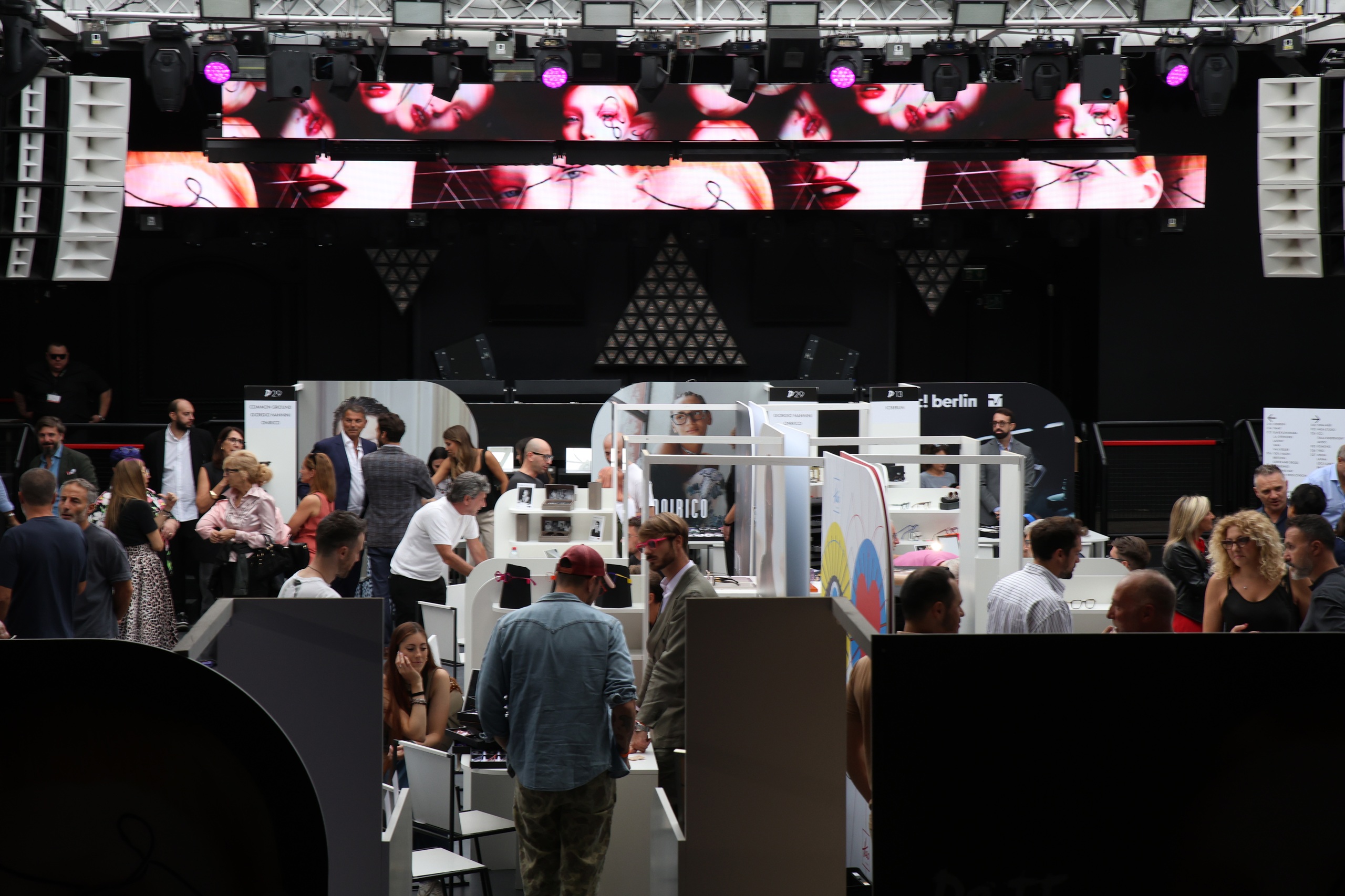 Visiteurs et exposants au salon de l’optique DaTE.