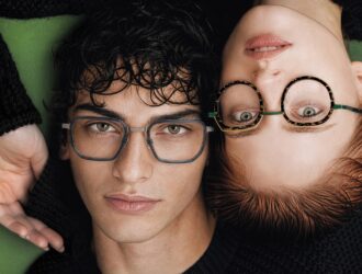 Gros plan d'un couple de mannequins portant des lunettes de créateur J.F. REY complémentaires sur fond vert.