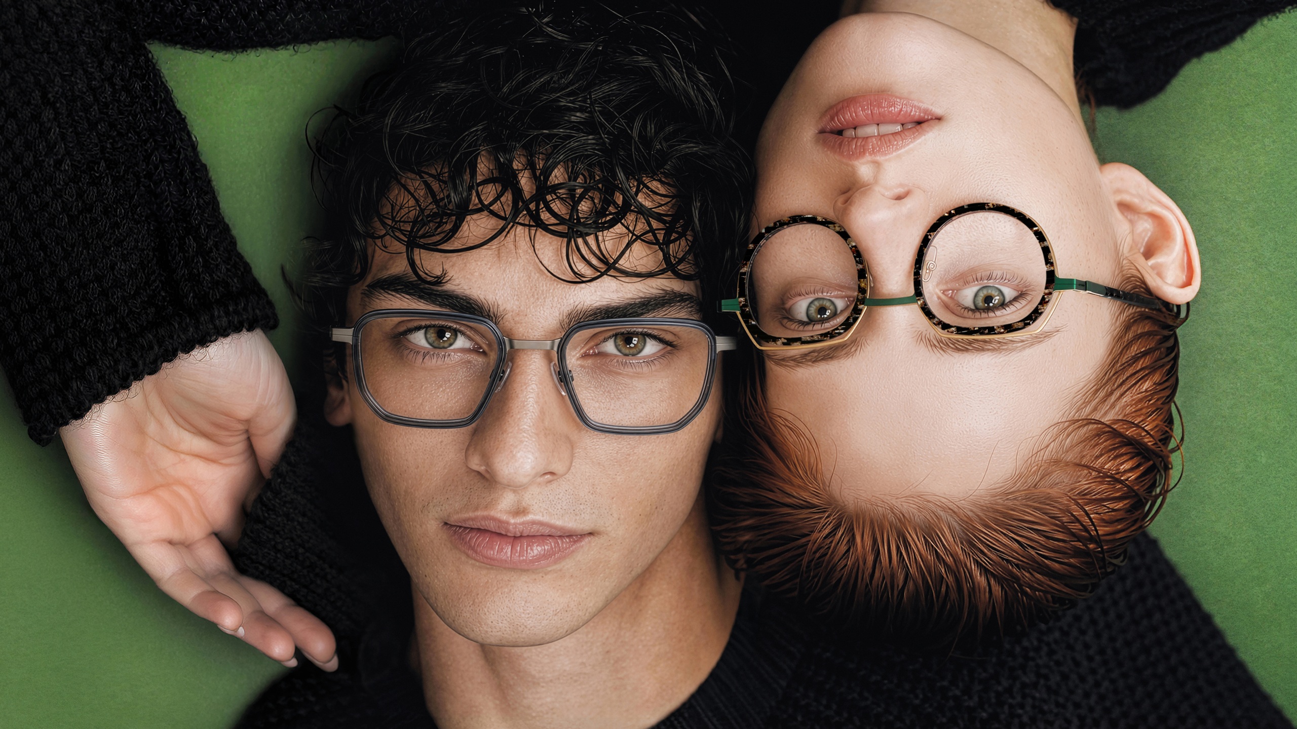 Gros plan d'un couple de mannequins portant des lunettes de créateur J.F. REY complémentaires sur fond vert.
