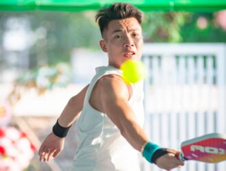 Sécurité oculaire au sport — joueur de pickleball exposé sans lunettes de protection