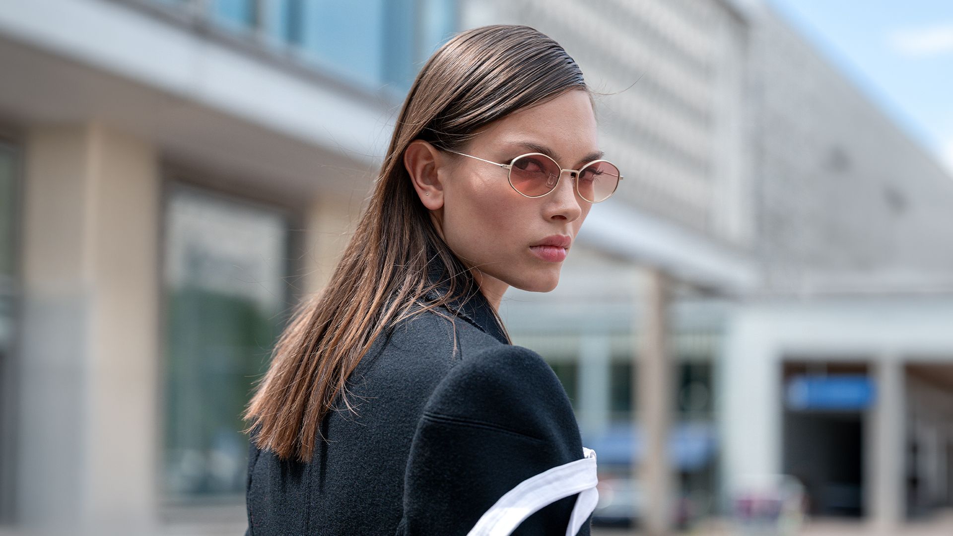 Femme en extérieur portant les lunettes de soleil ovales Blackfin Pacific Altadena avec verres dégradés.