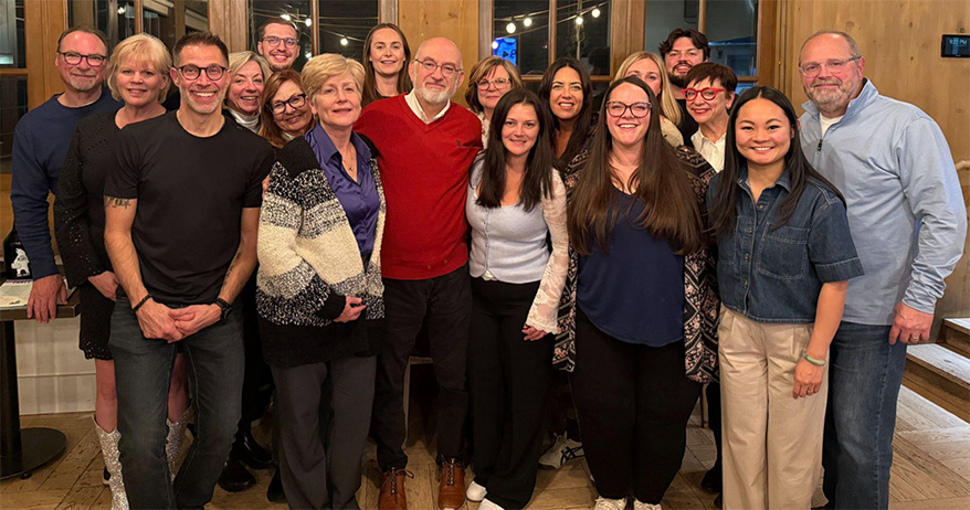 Photo de groupe d'Al Cleinman et de son équipe lors de la réunion du Performance Network à Banff.