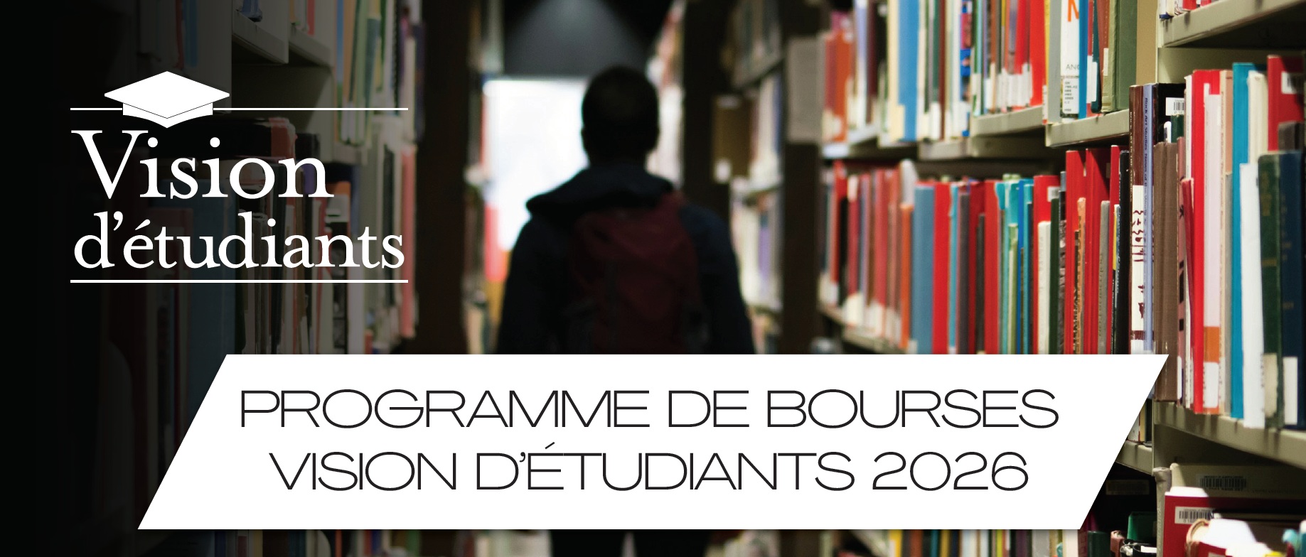 Étudiant avec un sac à dos marchant dans une allée de bibliothèque, avec le logo Transitions et le texte du Programme de bourses Vision d’étudiants 2026