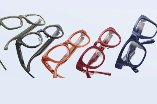 Collection de lunettes auditives Nuance Audio Plus présentées en plusieurs coloris de montures : vert, noir, orange, bordeaux et bleu
