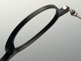 Vue détaillée du mécanisme de précision de la monture de lunettes noire MONTESTELLA.