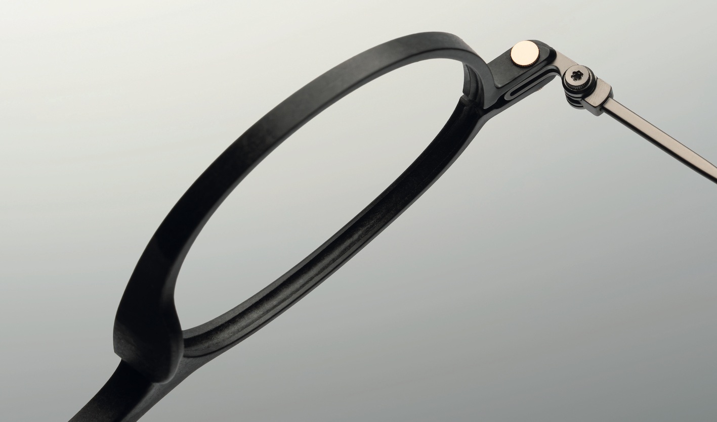 Vue dÃ©taillÃ©e du mÃ©canisme de prÃ©cision de la monture de lunettes noire MONTESTELLA.