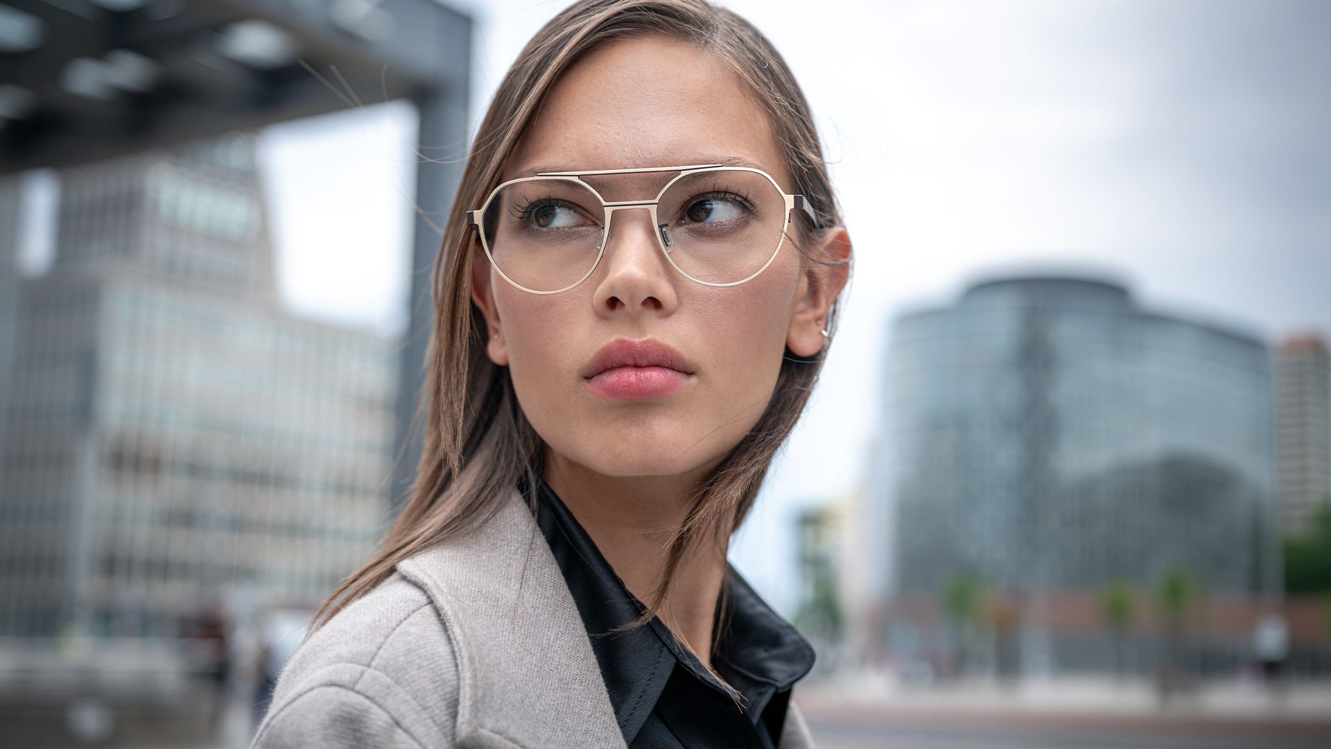 Femme portant des lunettes de vue Blackfin One en titane or clair à double pont en extérieur