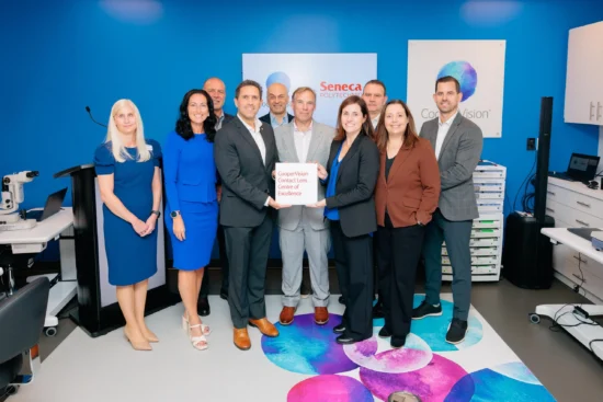 Les dirigeants du Seneca Polytechnic et les représentants de CooperVision pose avec la plaque inaugurale du Centre d'excellence en verres de contact.